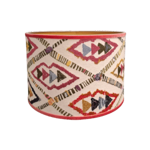 Ontdek de Puglia lampenkap van L’atelier.nu. Handgemaakt, elegant design met warme sfeerverlichting. Perfect voor elk interieur.